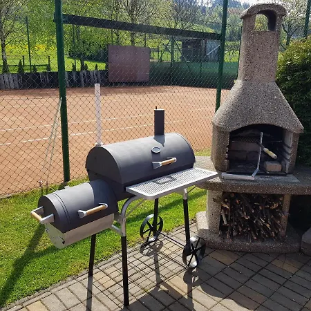 U Tenisového Kurtu